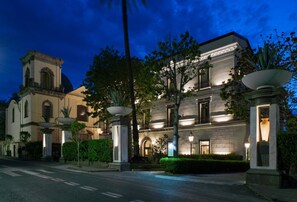 Voorkant accommodatie - avond/nacht