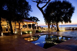 3 restaurantes; se sirven desayunos, almuerzos y cocina mediterránea 