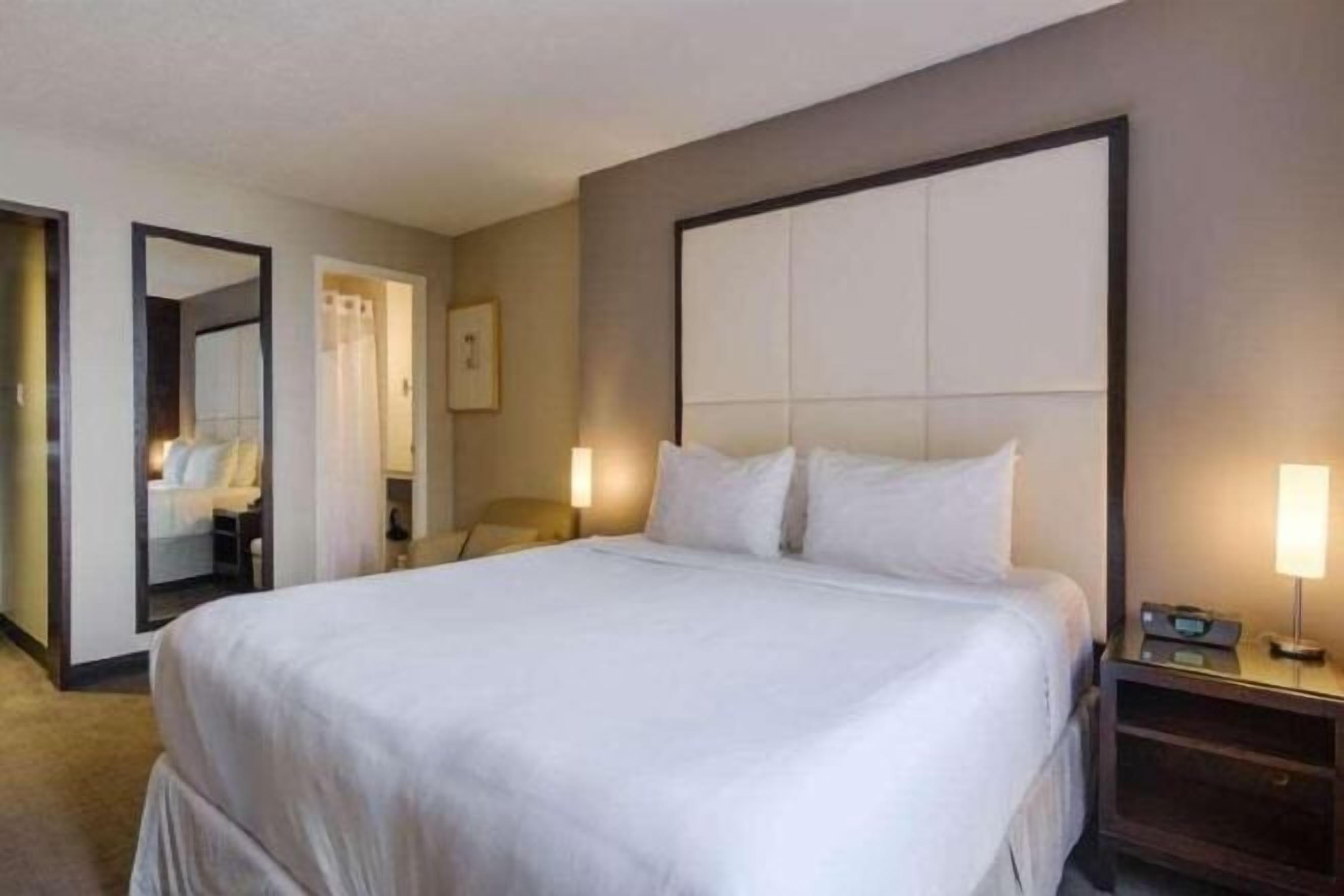 Hochwertige Bettwaren, Betten mit Memory-Foam-Matratzen, Zimmersafe