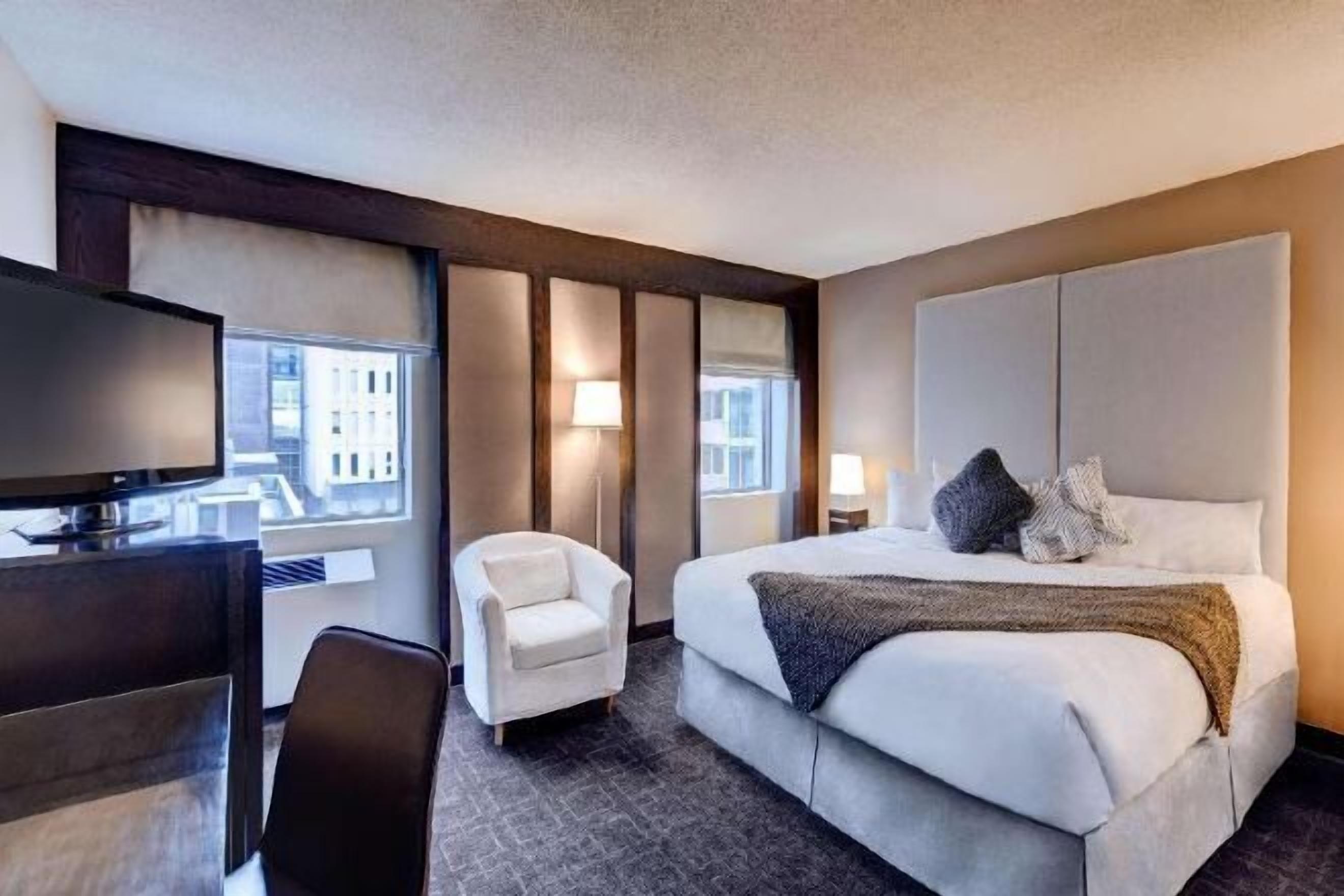 Hochwertige Bettwaren, Betten mit Memory-Foam-Matratzen, Zimmersafe