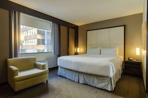 Luxury-Zimmer, 1 King-Bett | Hochwertige Bettwaren, Betten mit Memory-Foam-Matratzen, Zimmersafe