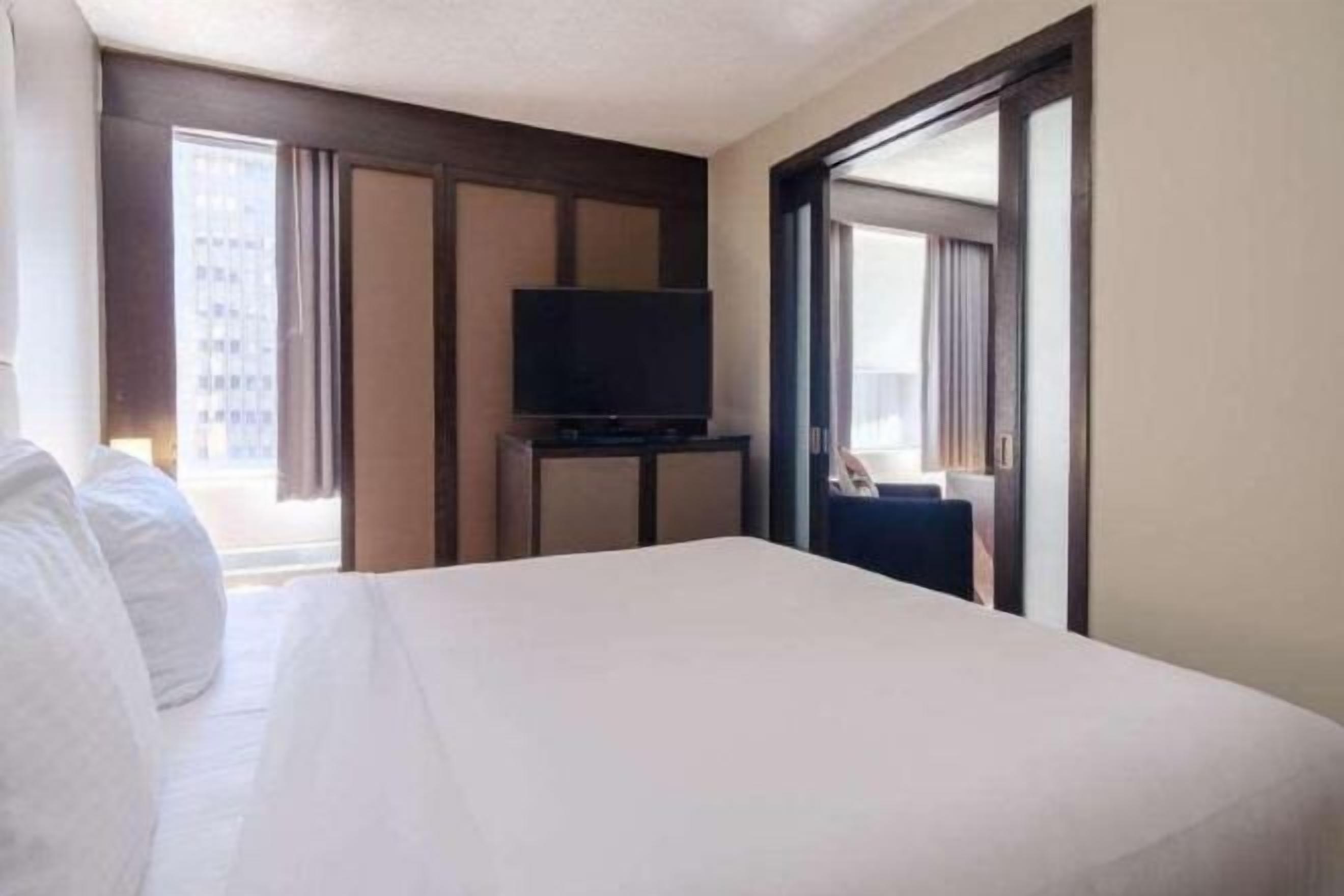 Hochwertige Bettwaren, Betten mit Memory-Foam-Matratzen, Zimmersafe