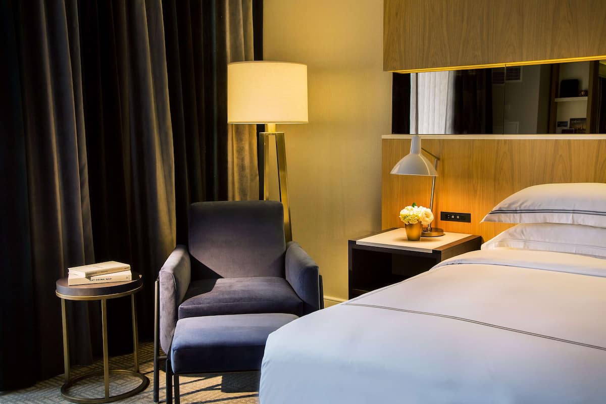 1 Schlafzimmer, hochwertige Bettwaren, Zimmersafe, Schreibtisch