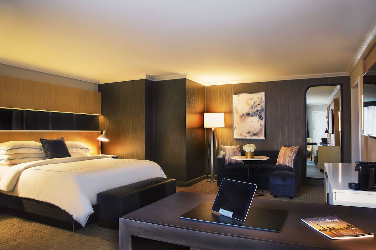 1 Schlafzimmer, hochwertige Bettwaren, Zimmersafe, Schreibtisch