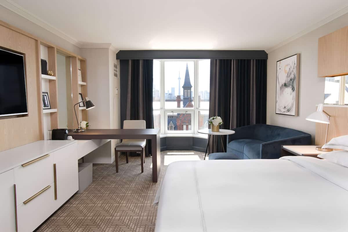 ห้องพัก, เตียงคิงไซส์ 1 เตียง (Preferred King City View) | เครื่องนอน ระดับพรีเมียม, ตู้นิรภัยในห้องพัก, โต๊ะทำงาน, ผ้าม่านกันแสง
