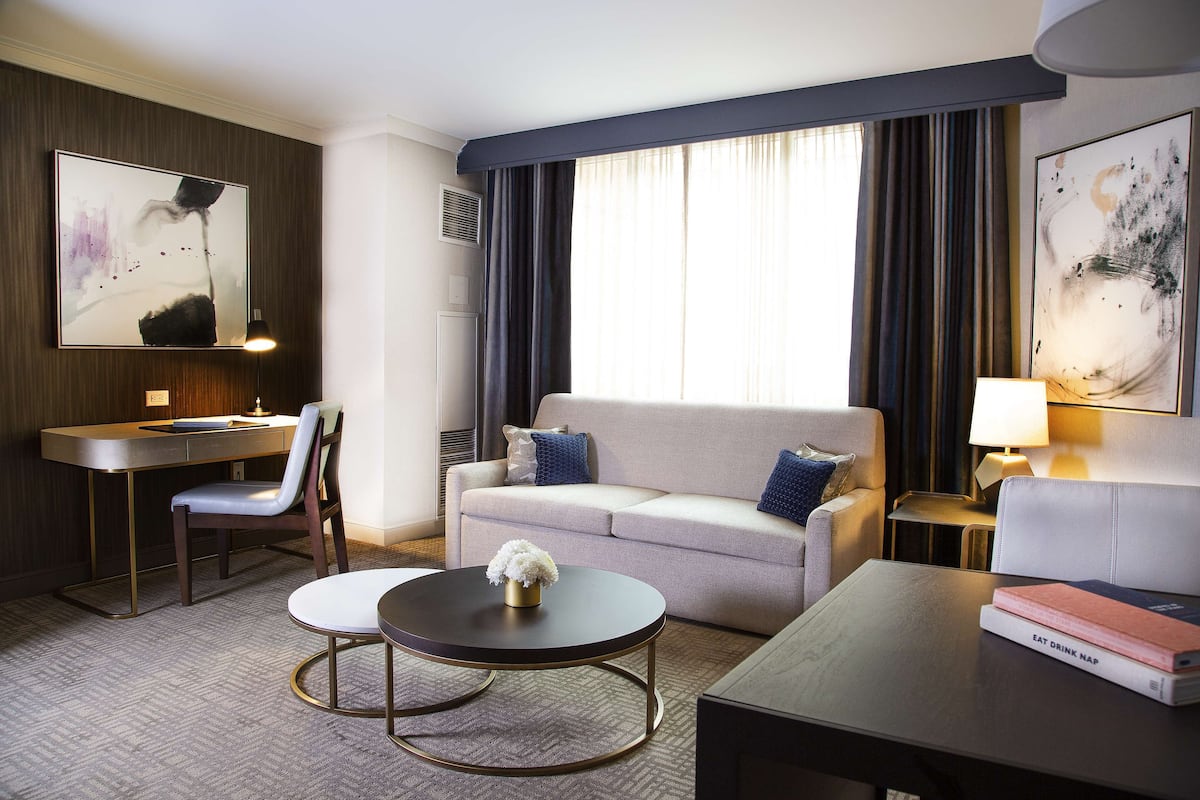 ห้องสวีท, เตียงคิงไซส์ 1 เตียง และโซฟาเบด (Executive Suite King) | เครื่องนอนระดับพรีเมียม, ตู้นิรภัยในห้องพัก, โต๊ะทำงาน, ผ้าม่านกันแสง
