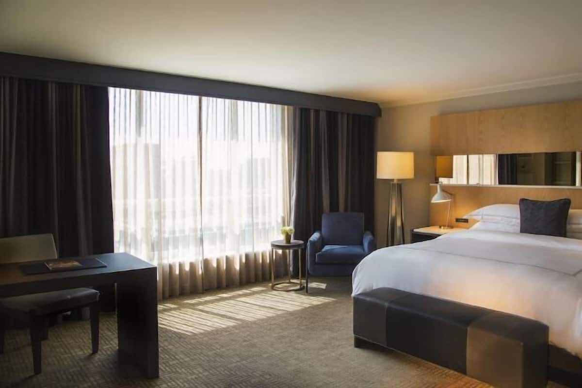 Premium bedding, in-room safe, desk, blackout drapes