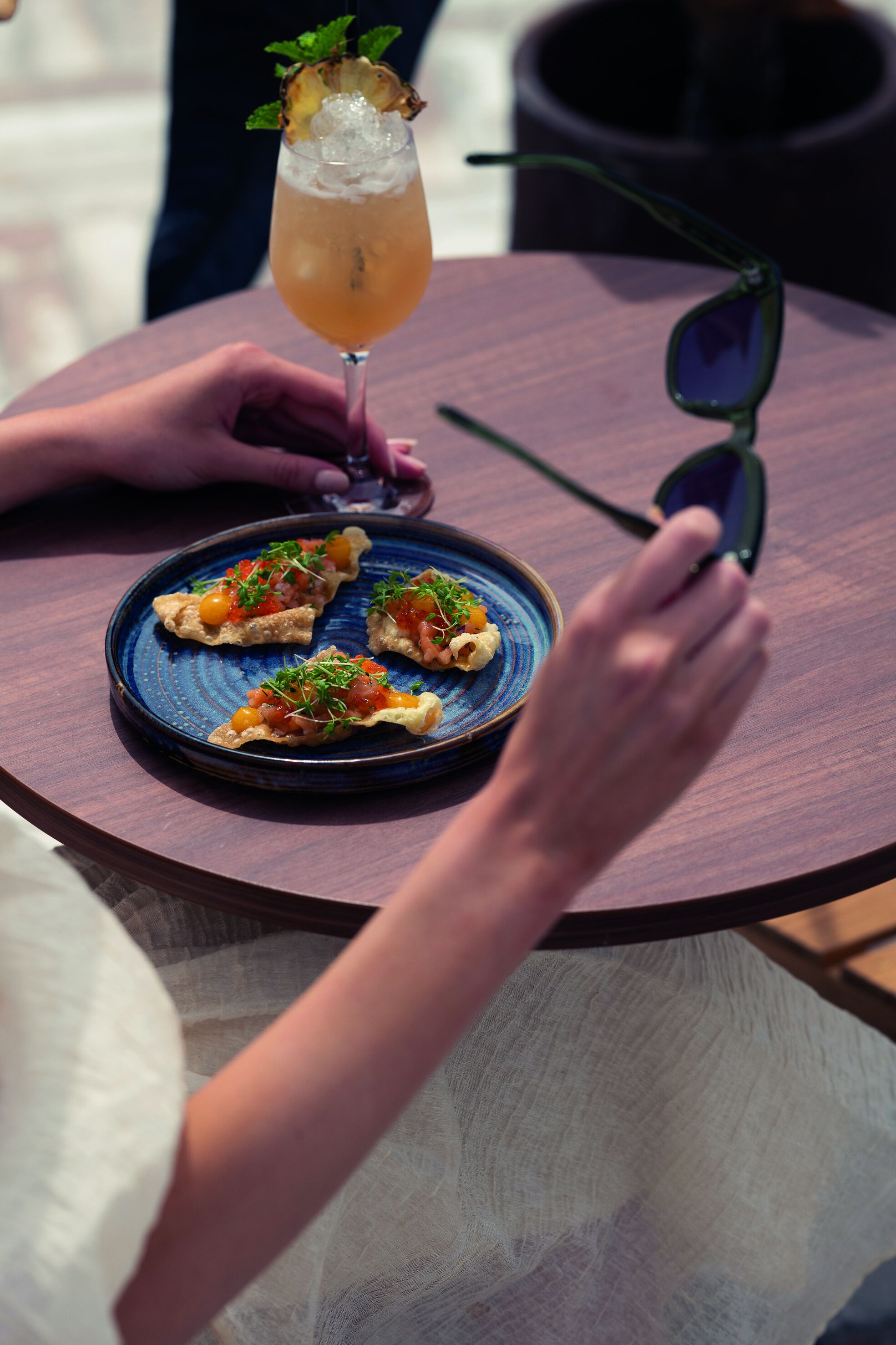 Una mesa con una bandeja de aperitivos y una bebida.