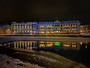 Fassade der Unterkunft – Abend/Nacht