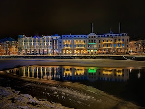 Fassade der Unterkunft – Abend/Nacht