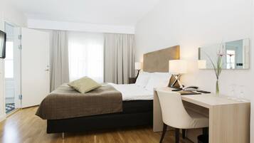 Habitación estándar con 1 cama doble o 2 individuales | Ropa de cama de alta calidad, minibar, caja fuerte y cortinas opacas