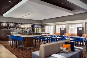 Breakfast served, American cuisine - Courtyard by Marriott Denver Central Park (Denver)
