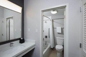 Kombinert dusj/badekar, toalettartikler (inkludert) og hårføner