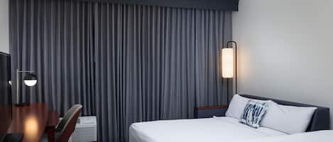 Sengetøy av topp kvalitet, senger med overmadrass og skrivebord