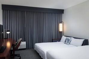 Luxe beddengoed, pillowtop-bedden, een bureau, een laptopwerkplek