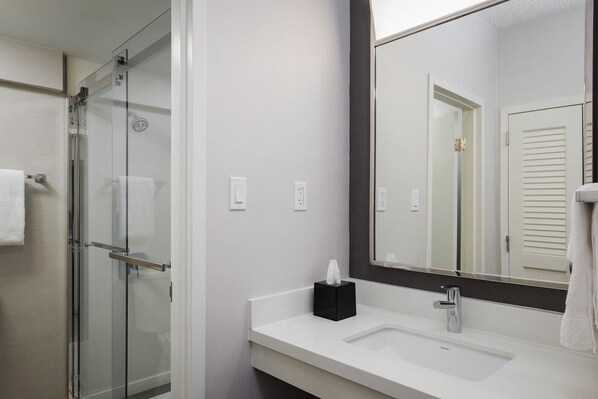 Bathroom | Combined shower/tub, free toiletries, hair dryer, towels