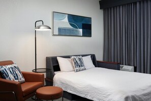 Luxe beddengoed, pillowtop-bedden, een bureau, een laptopwerkplek