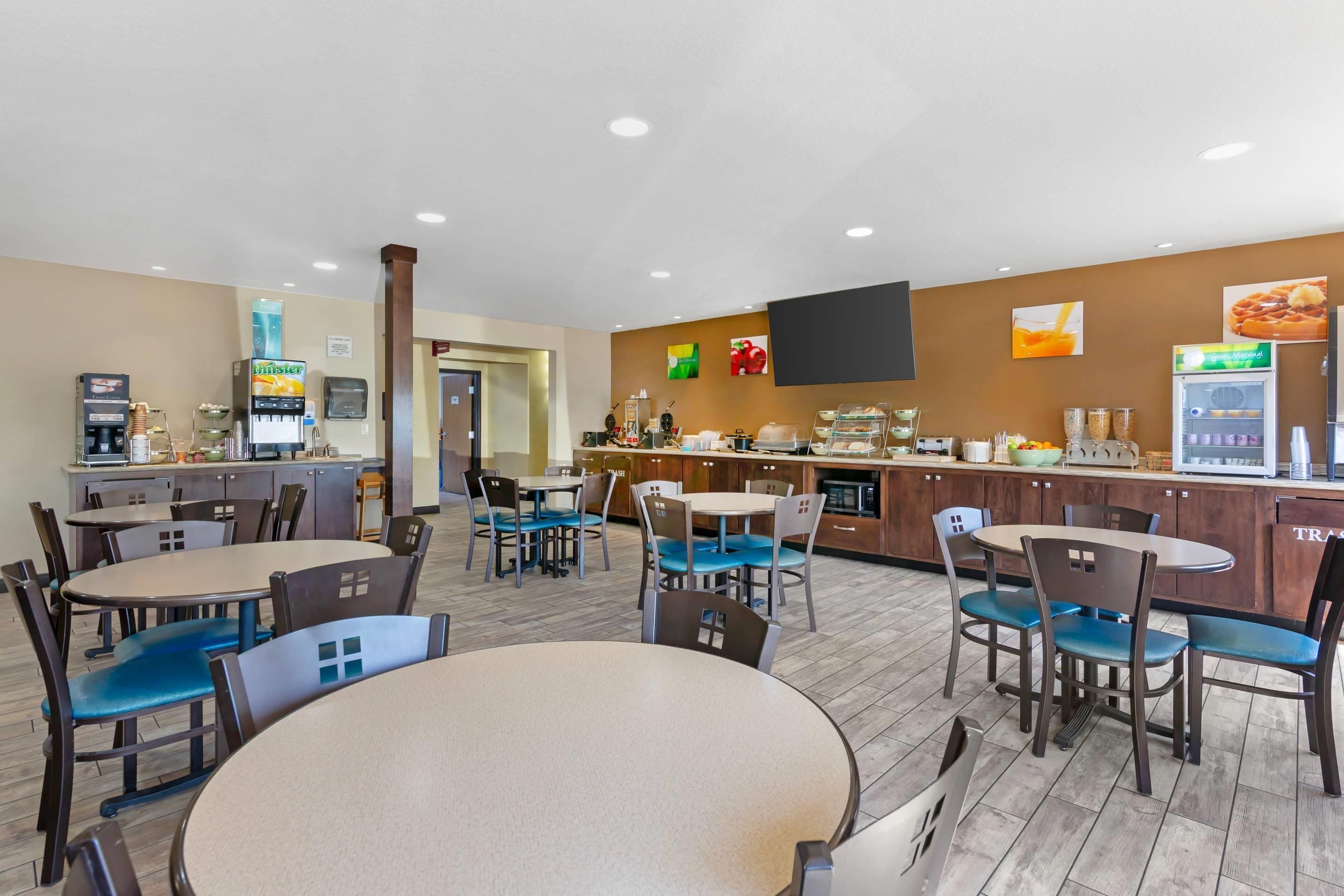 朝食 (コンチネンタル ブレックファスト)、毎日提供 (無料)