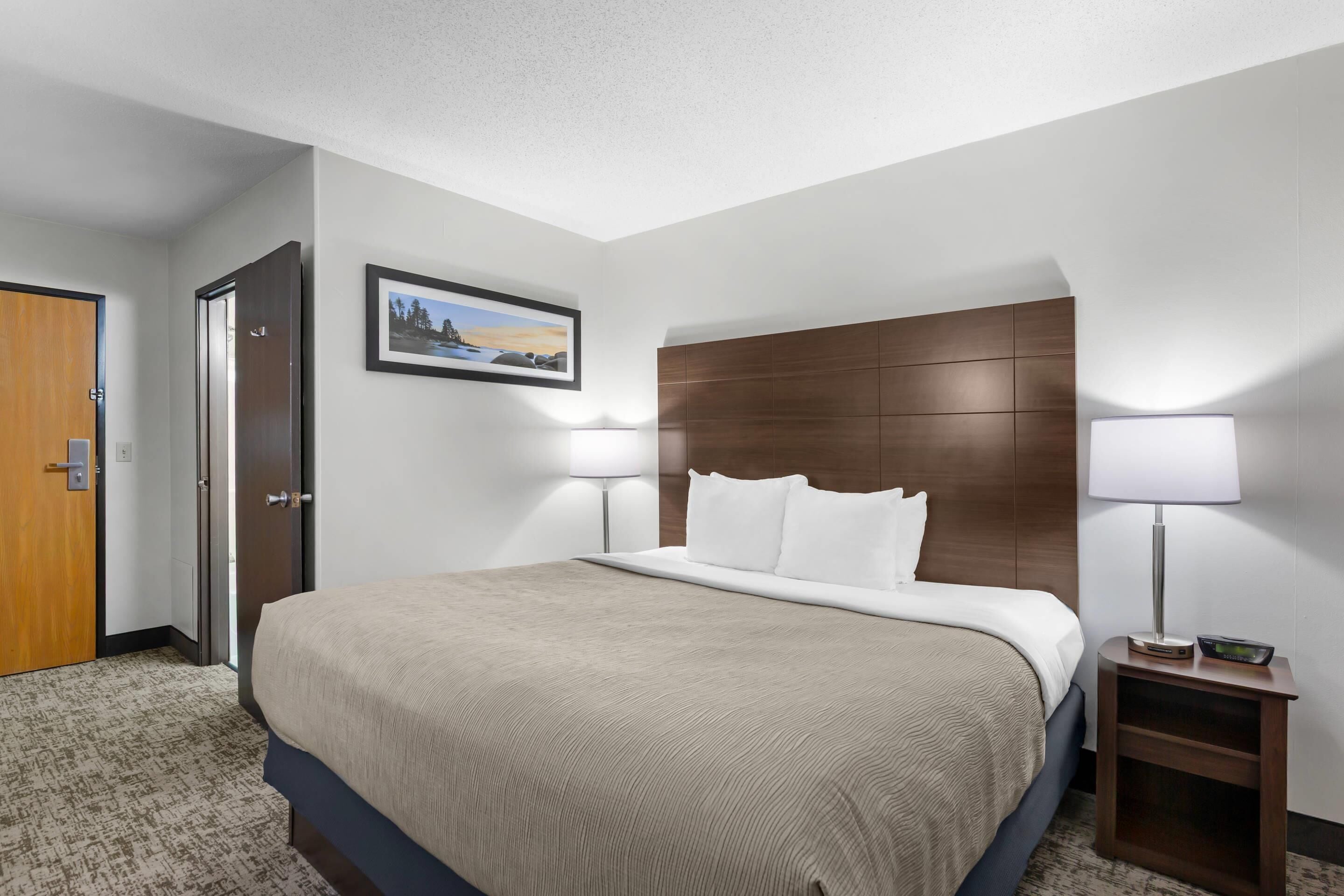 standard room, 1 king bed, non smoking | 1 bedroom, blackout curtains, iron/ironing board, free cots/infant beds