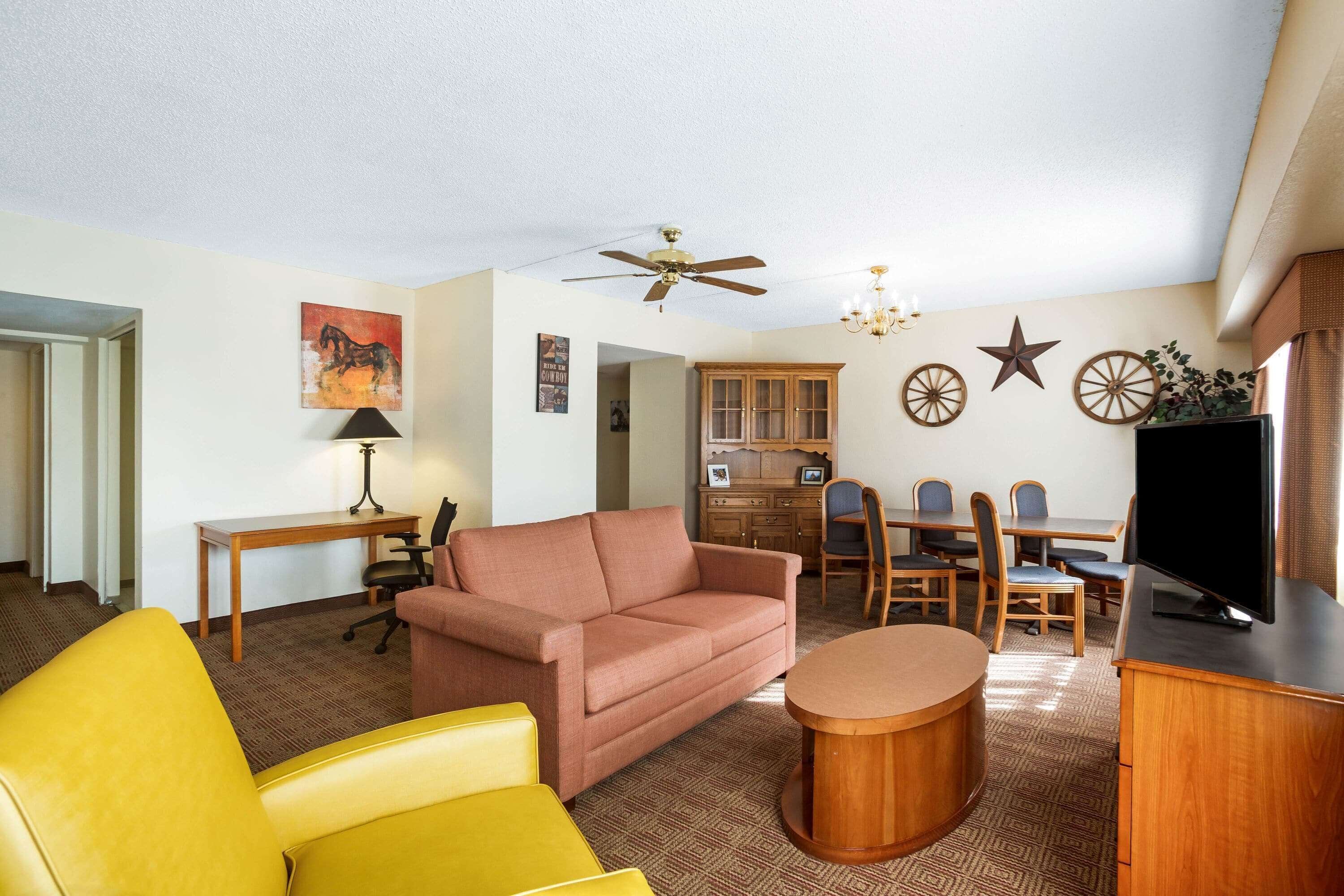 Deluxe Room, 1 King Bed, Non Smoking | Living area | Flat-screen TV