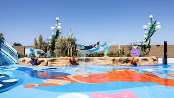 Outdoor pool, cabanas (surcharge), pool umbrellas