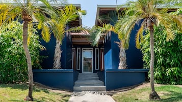 Parihoitohuone(ita), sauna, vartalohoitoja, aromaterapiaa