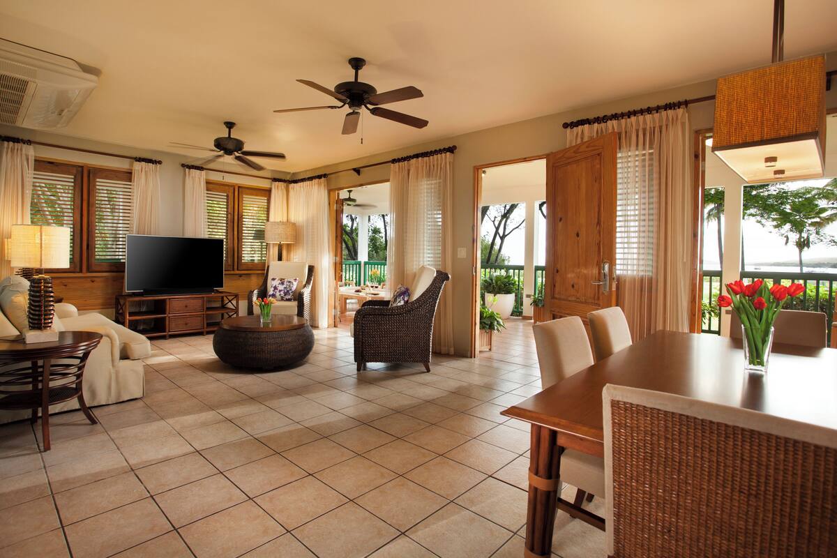 luxury villa | living area | 32-inch lcd tv with satellite channels, tv