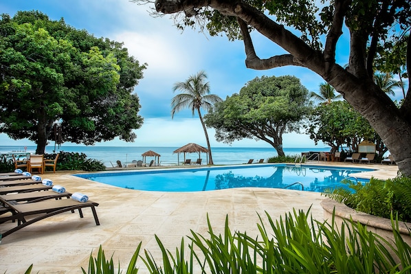 2 outdoor pools, pool umbrellas