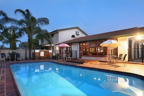 Outdoor pool, pool umbrellas - Tamworth Motor Inn & Cabins (South Tamworth)