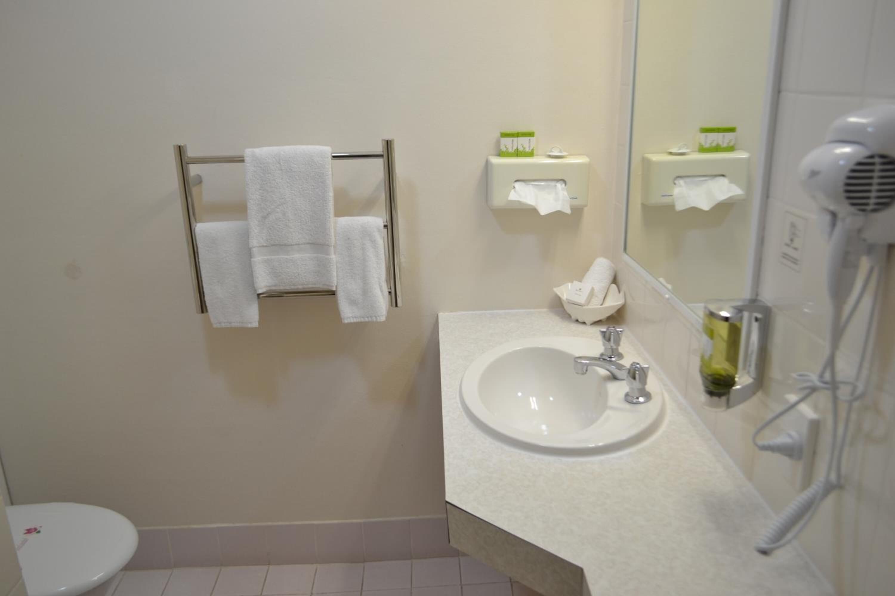 shower, free toiletries, towels