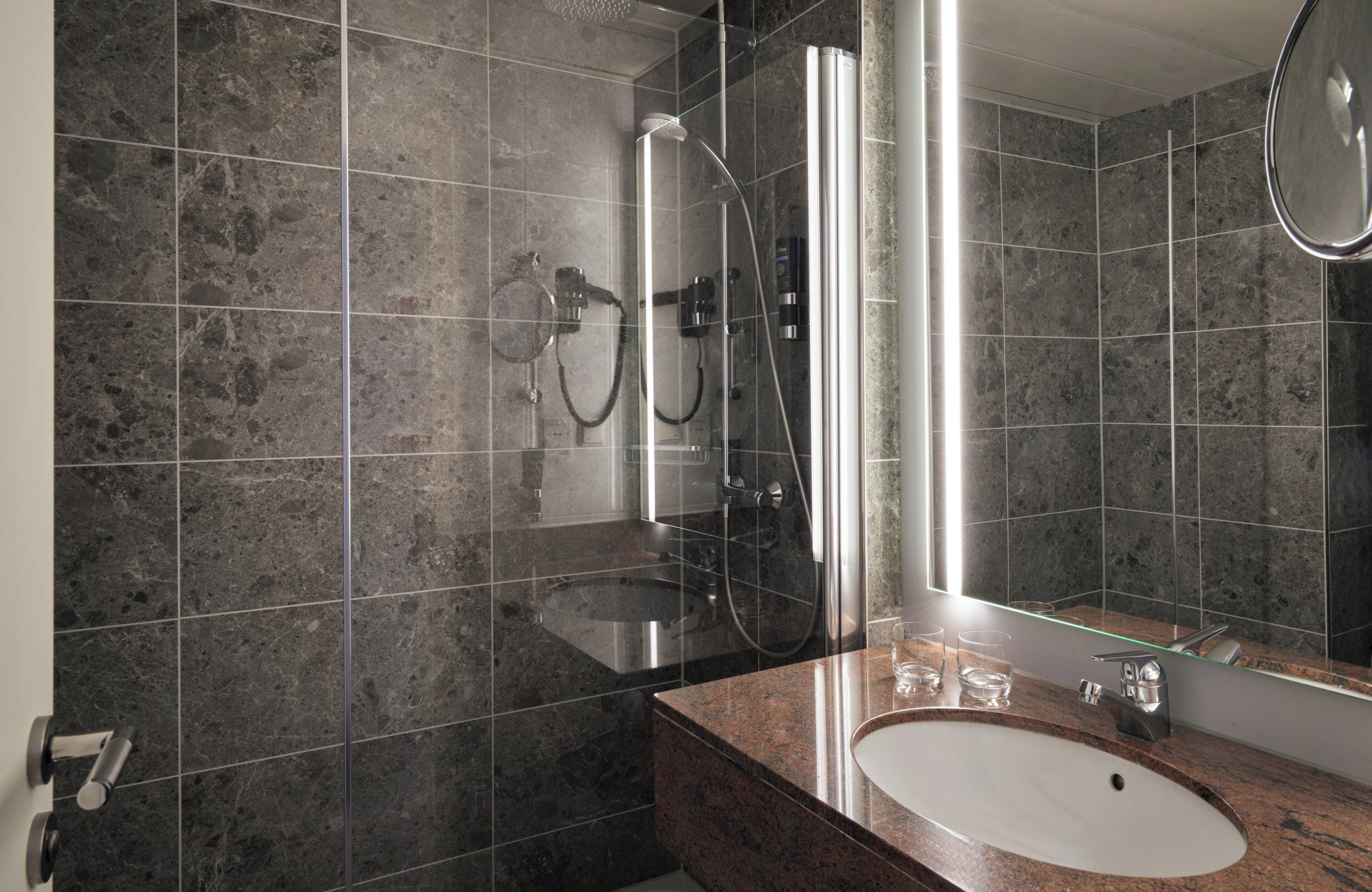 deluxe double room | bathroom | shower, hair dryer, towels