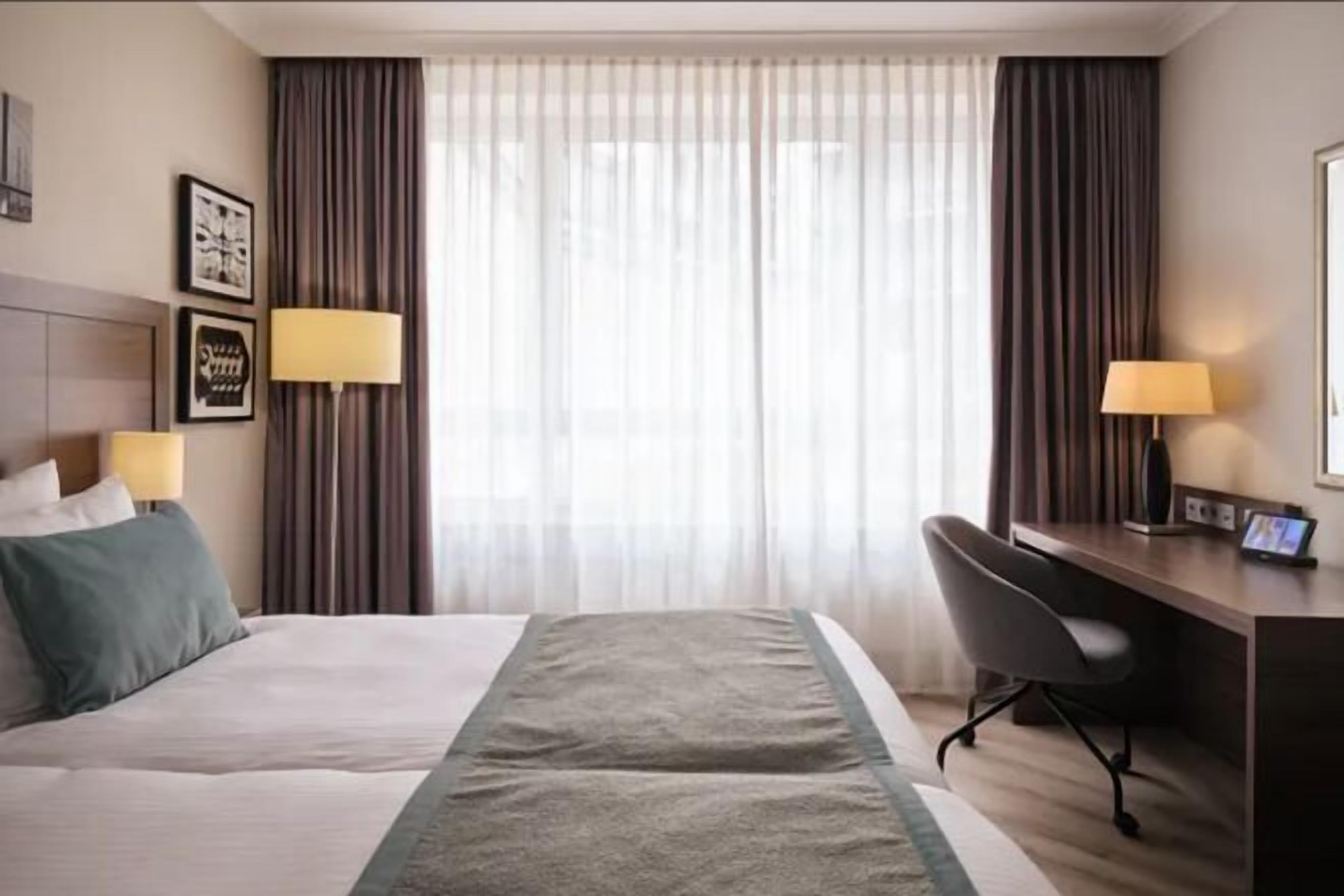 Ropa de cama hipoalergénica, minibar, caja fuerte y escritorio