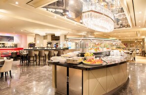 Desayuno buffet (EUR 22 por persona) 