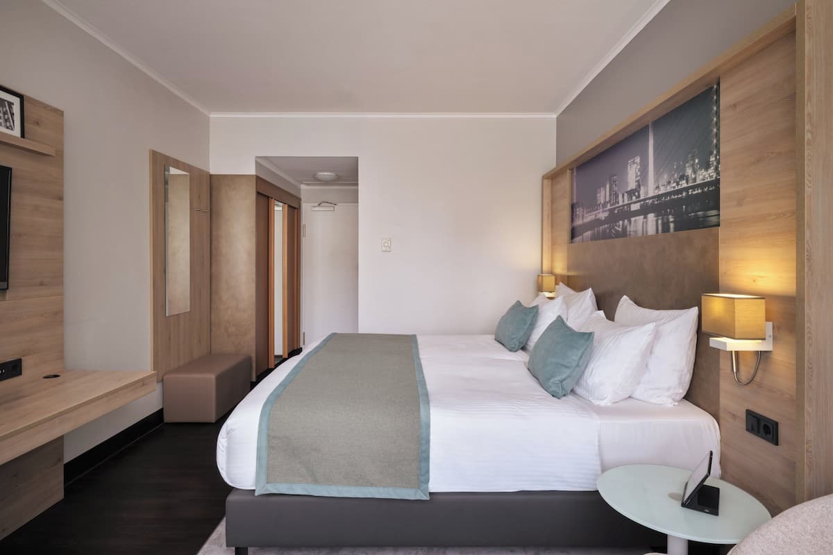 Comfort | Biancheria da letto ipoallergenica, minibar, una cassaforte in camera