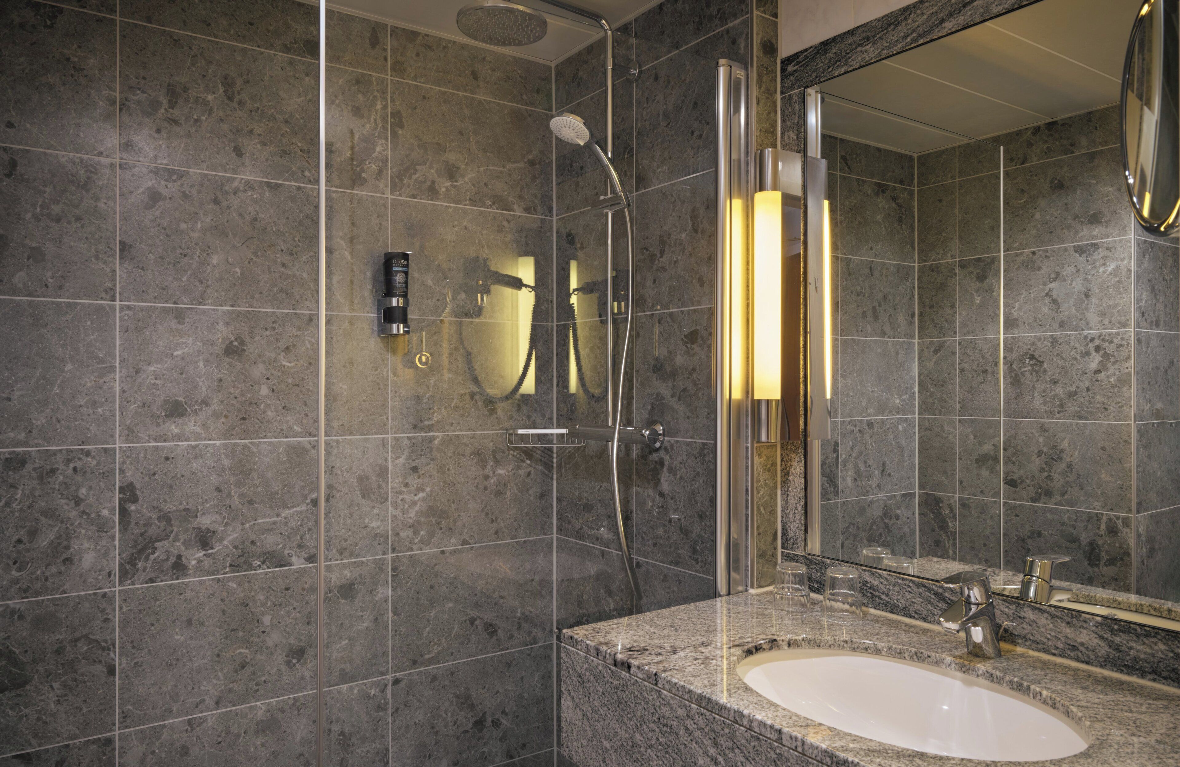 comfort | bathroom | shower, hair dryer, towels