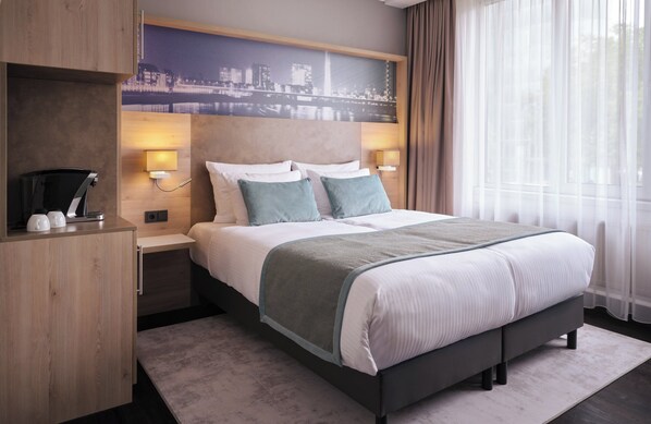A modern hotel room with a large bed, two bedside tables with lamps, a wooden cabinet, and a cityscape mural on the wall. - Leonardo Royal Hotel Düsseldorf Königsallee (Düsseldorf)