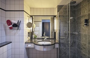 Habitación Deluxe doble | Baño | Ducha, secador de pelo y toallas