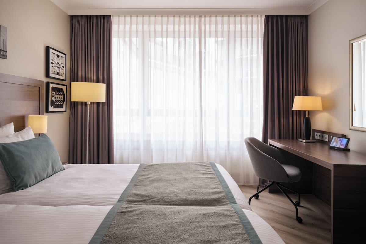 Hypo-allergenic bedding, minibar, in-room safe, desk