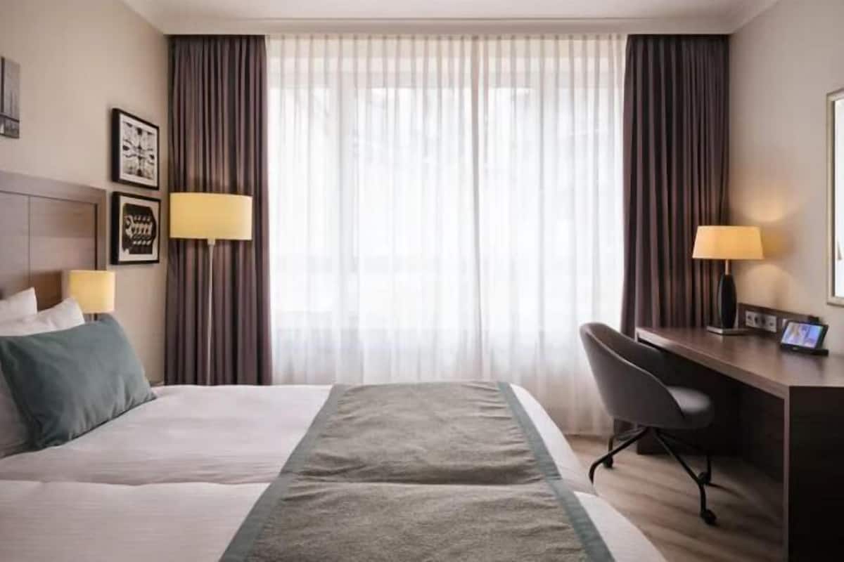 Ropa de cama hipoalergénica, minibar, caja fuerte y escritorio