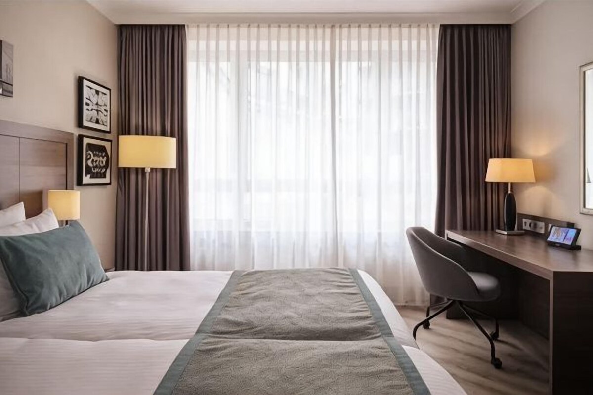Allergikerbettwaren, Minibar, Zimmersafe, Schreibtisch