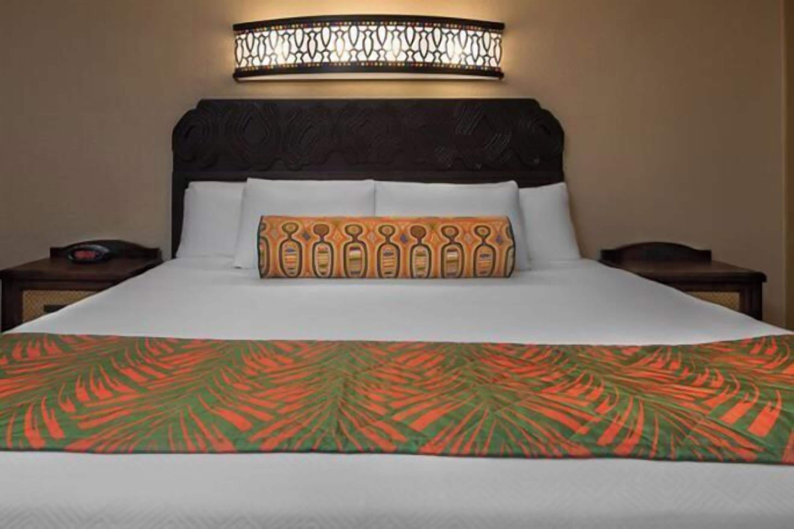 Caja de seguridad en la habitación y tabla de planchar con plancha 