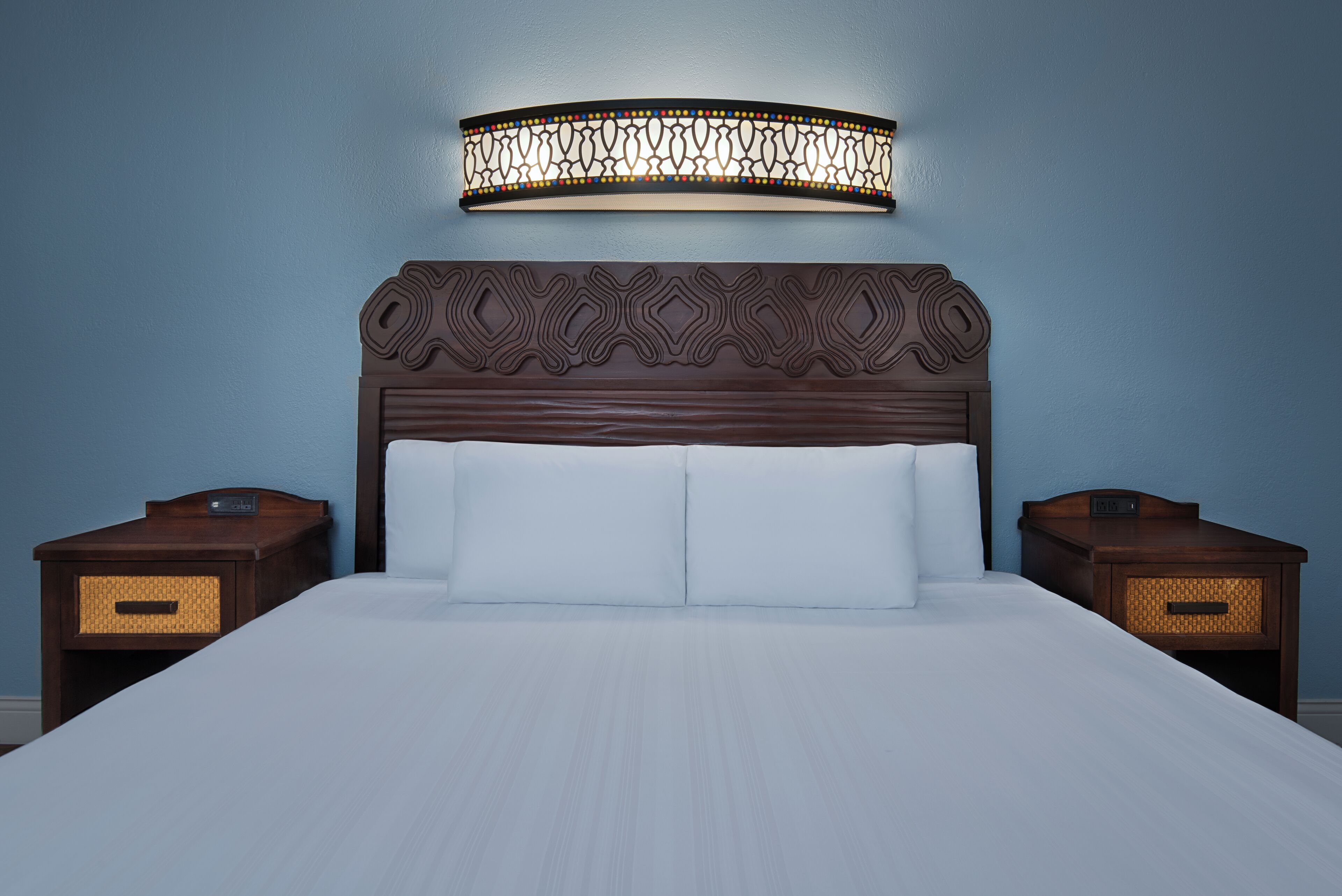 Caja de seguridad en la habitación y tabla de planchar con plancha 