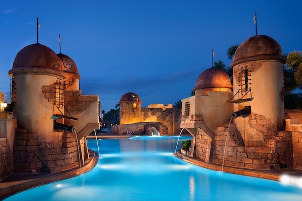 6 outdoor pools