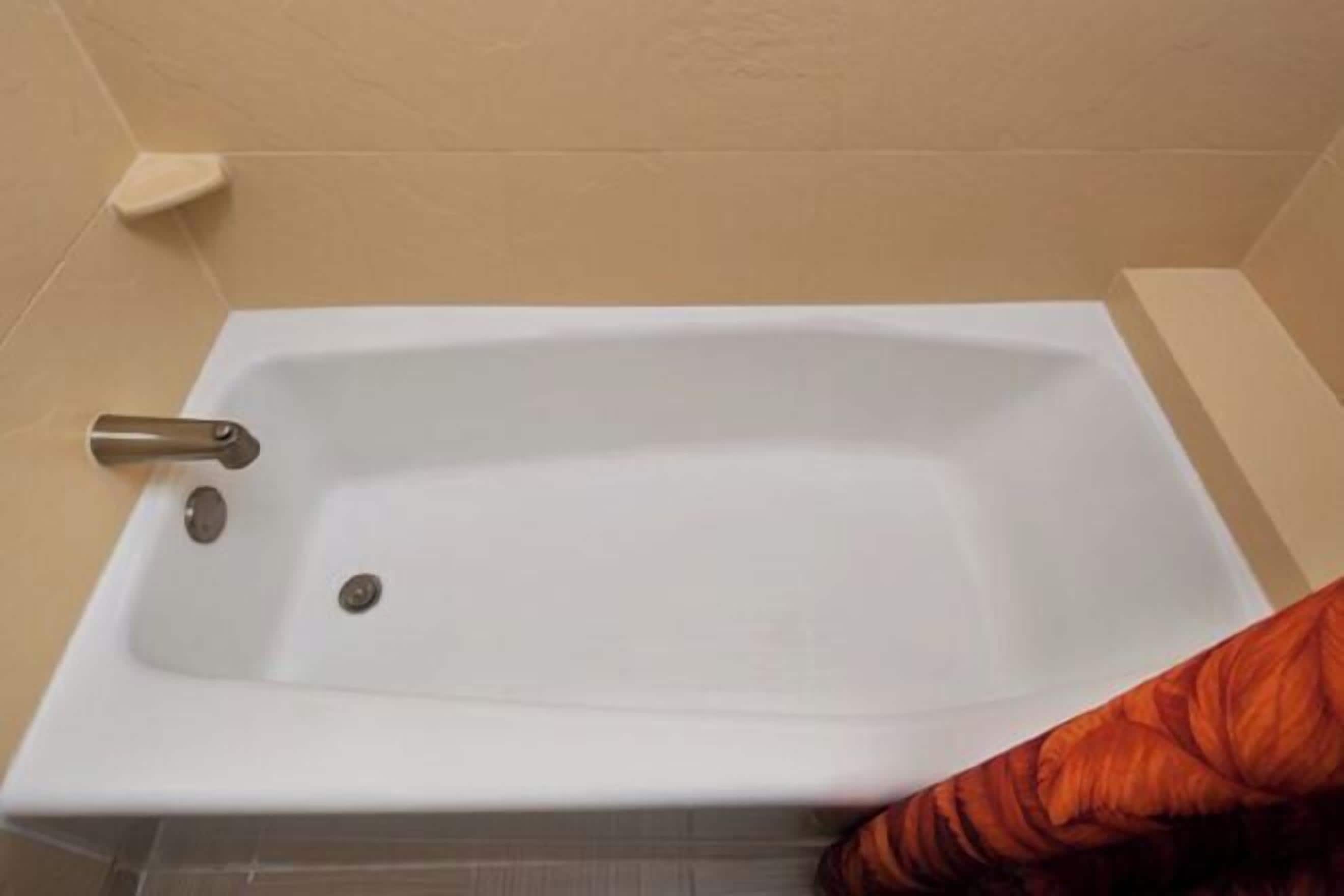 Baño | Tina con regadera, amenidades de baño ecológicas, toallas 