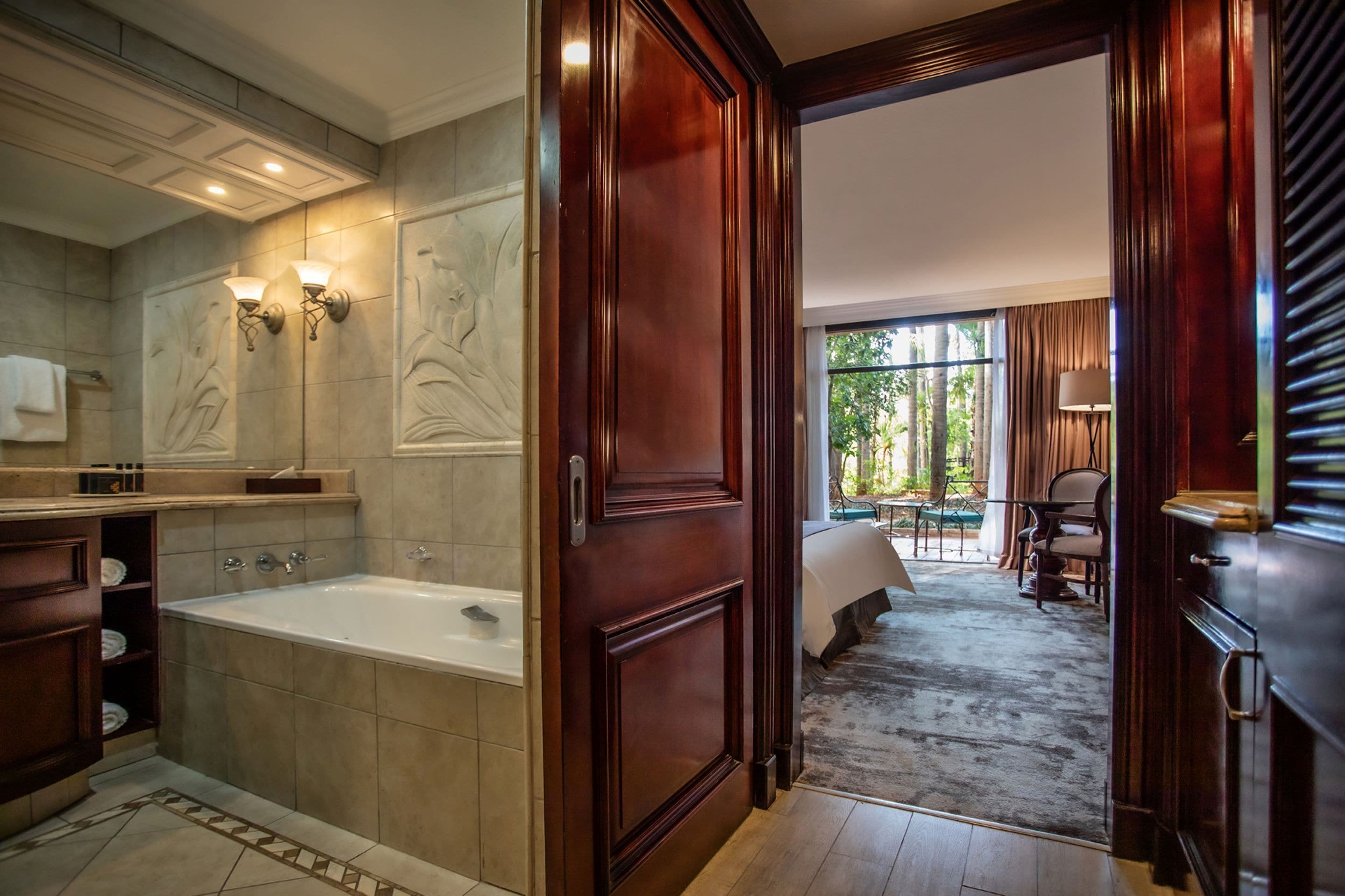 Superior Luxury Family Room | 浴室 | 獨立浴缸及淋浴設備、環保梳洗用品、風筒、浴袍