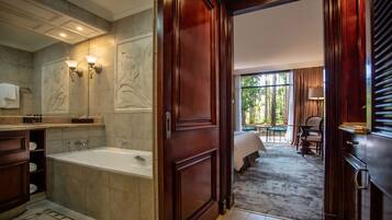 Superior Luxury Family Room | 浴室 | 獨立浴缸及淋浴設備、環保梳洗用品、風筒、浴袍