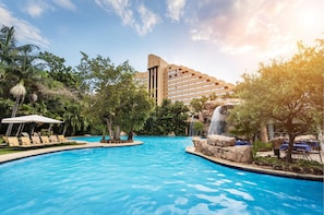 Outdoor pool, pool umbrellas, sun loungers