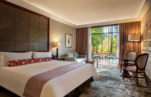 Superior Luxury Family Room | Minibar, in-room safe, desk, soundproofing