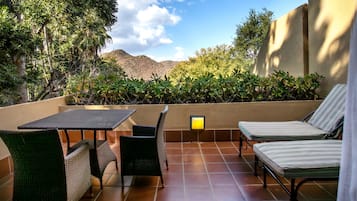 Superior Luxury Room with Balcony | Minibar, in-room safe, desk, soundproofing