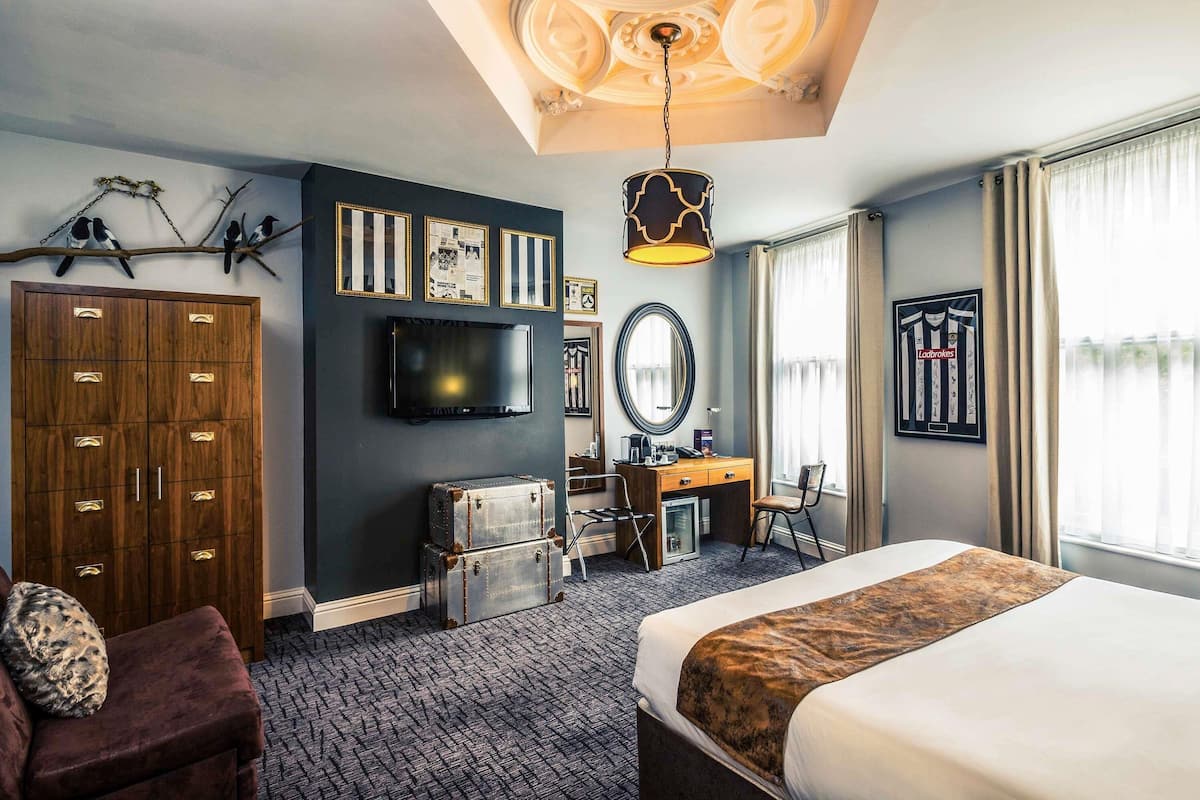 Egyptian cotton sheets, premium bedding, in-room safe